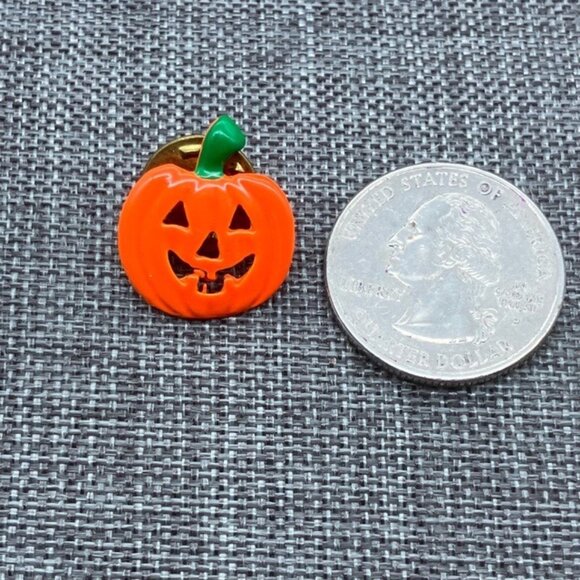 Halloween Pumpkin Enamel Pin Jack-O-Lantern Lapel Pin Spooky Cute Retro Vintage - Picture 1 of 6